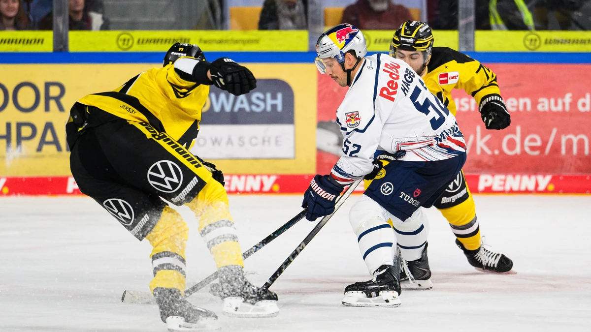 Patrick Hager (weißes Trikot) erzielte gegen Krefeld einen Dreierpack.